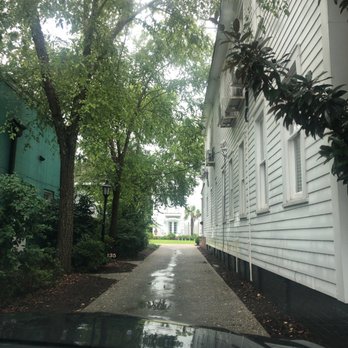 Carriage House Inn - Drive towards rooms - Hotels Near Me - Aiken, South Carolina