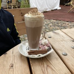 Courtyard Coffee House - Hot chocolate with marshmallows and flake
