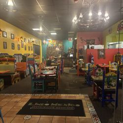 Lindo Mexico Restaurant - Colorful dining room