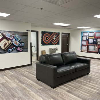 77 Barbershop - lounge area - Barbers Near Me - Fredericksburg, Virginia 77 Barbershop - lounge area - Barbers Near Me - Fredericksburg, Virginia