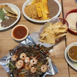 La Hacienda De Jalisco - Lunch at La Ha with the fam! We had beef and shrimp fajitas and cheese enchiladas. Everything was amazing! Service was awesome too!