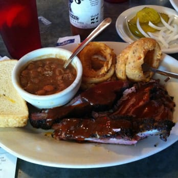 Stubb's Bar-B-Q - Brisket, Ribs, Pinto beans and onion rings! - Barbeque Near Me - Austin, Texas
