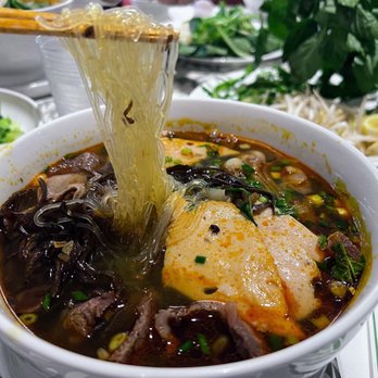 An Di Dzo - Bun Bo Hue (spicy beef noodle soup) noodle pull - Vietnamese Near Me - Honolulu, Hawaii An Di Dzo - Bun Bo Hue (spicy beef noodle soup) noodle pull - Vietnamese Near Me - Honolulu, Hawaii