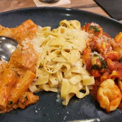 Pane é Vino - Pasticcio di Pasta/ Penne in Bolognese-Sahnesoße, Bandnudeln mit Rinderstreifen, Pilzen in Sahnesoße, Tortelloni in Tomaten-Kräutersoße