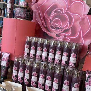 Bath & Body Works - Everything's coming up roses - Candle Stores Near Me - Houston, Texas Bath & Body Works - Everything's coming up roses - Candle Stores Near Me - Houston, Texas