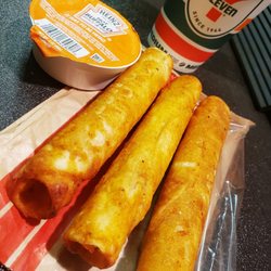 7-Eleven - Shake Hands with Beef Taco and Cheese Taquitos !! YUMMMMMMERS !!