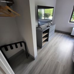 Country Inn & Suites by Radisson, Harrisburg Northeast - Hershey - Closet and tv in room