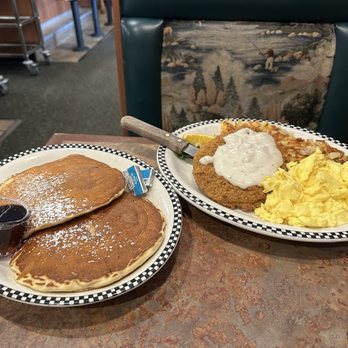 Black Bear Diner Hayward - BIGFOOT Chicken Fried Steak & Eggs w Hash Browns and Pancakes - Diners Near Me - Hayward, California