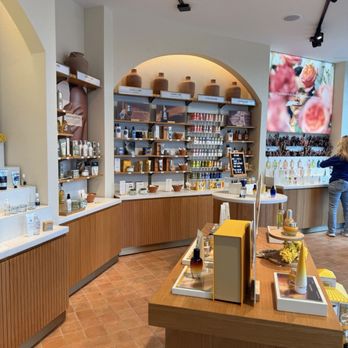 L'Occitane en Provence - Inside - Cosmetics & Beauty Supply Near Me - Palo Alto, California