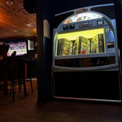 Walnut Creek Pub - New jukebox
