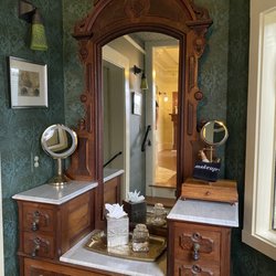 The Jabberwock Inn - Vanity area in the stoves room