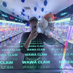 Reflecting the inside of Wawa Claw Reflecting the inside of Wawa Claw