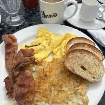 Finns - Classic Breakfast - scrambled eggs, sourdough toast, hashbrowns and crispy bacon - American Near Me - Salt Lake City, Utah