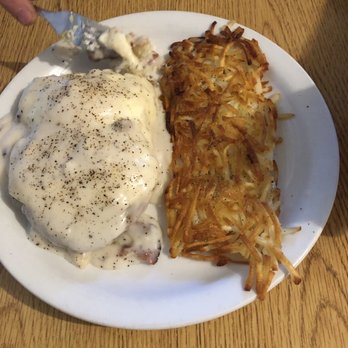 Steve's Sportsmans Cafe - Oakie Benedict w/hashbrowns  (hubs likes to add all that pepper) - Cafes Near Me - Mariposa, California