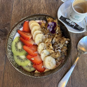 Garden Cafe - Yogurt bowl - Cafes Near Me - Porto, 13