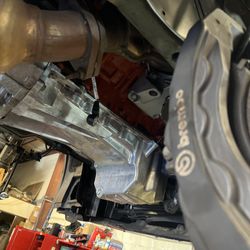 Yes that is 3 pistons on one side of that caliper!!!
