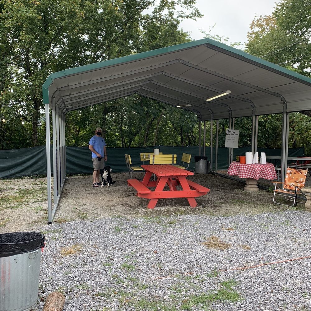 Pit Stop Bar-B-Que - Outdoor dining area - Barbeque Near Me - Strawberry Plains, Tennessee Pit Stop Bar-B-Que - Outdoor dining area - Barbeque Near Me - Strawberry Plains, Tennessee