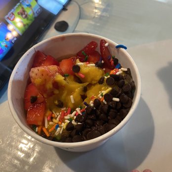 Pinkberry - Dairy Free Mango with Strawberries, Sprinkles and Chocolate Chips - Ice Cream & Frozen Yogurt Near Me - Sacramento, California