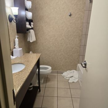 Hampton Inn Charleston-Historic District - Bathroom - Hotels Near Me - Charleston, South Carolina Hampton Inn Charleston-Historic District - Bathroom - Hotels Near Me - Charleston, South Carolina