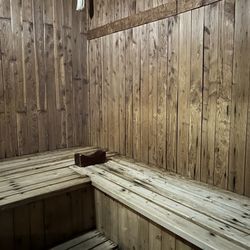 Makaloa Sauna - Dry sauna with wooden pillows for relaxation.