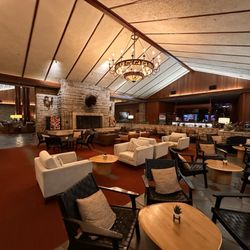 Fairmont Jasper Park Lodge - Bar seating