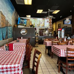 Deli News Pizza - Dining area