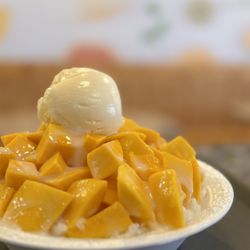 Juicy Box - Mango shaved  ice with vanilla ice cream 
芒果水果冰加香草冰淇淋
