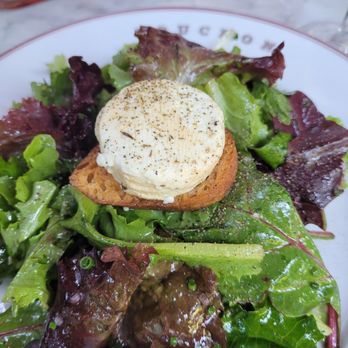 Bouchon - Starter: warm goat cheese salad - French Near Me - Yountville, California Bouchon - Starter: warm goat cheese salad - French Near Me - Yountville, California