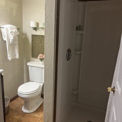 Bear Inn Resort - Bathroom with shower