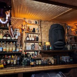 Tuffy's Bottle Shop & Lounge - Suffering Baystone main bar!