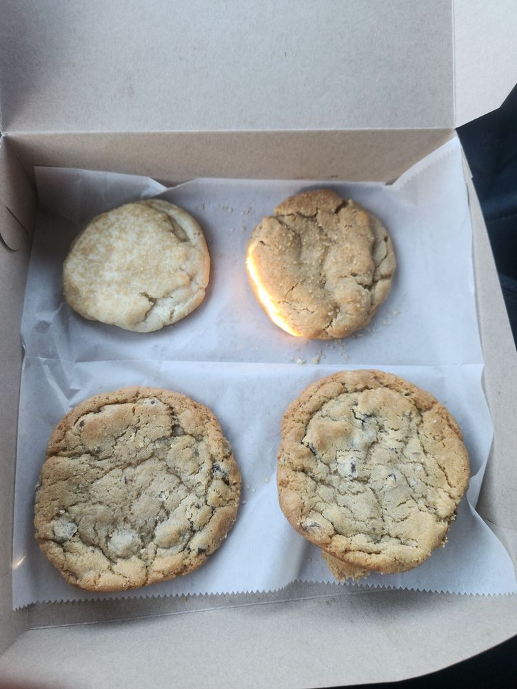 Two Moms Cookies Logo
