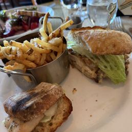 Chicken with pear baguette and fries