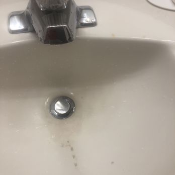 Baymont by Wyndham Tullahoma - Damaged sink - Hotels Near Me - Tullahoma, Tennessee