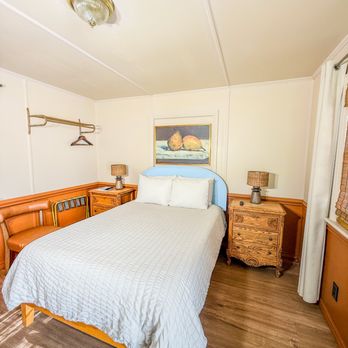 William & Garland Motel - Room #1: Your Cozy Retreat with a Full-Size Bed, Ensuite Bathroom, and Essentials. - Hotels Near Me - Atlantic Beach, North Carolina William & Garland Motel - Room #1: Your Cozy Retreat with a Full-Size Bed, Ensuite Bathroom, and Essentials. - Hotels Near Me - Atlantic Beach, North Carolina