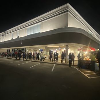 Yoyo's Hot Dog - Super long line wraps around the building - Hot Dogs Near Me - Houston, Texas Yoyo's Hot Dog - Super long line wraps around the building - Hot Dogs Near Me - Houston, Texas