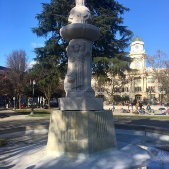 Cesar Chavez Plaza - A cold & frigid day in January 2018 - still quite a lot of homeless here with no place else to go. - Parks Near Me - Sacramento, California