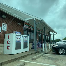 7-Eleven - Front entrance to the store