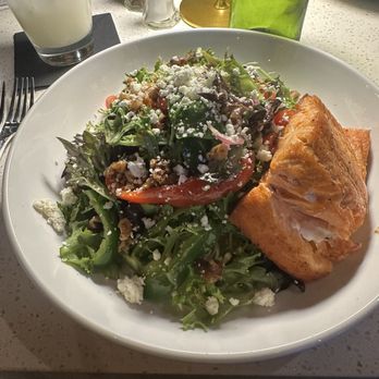 Dapper Dine & Lounge - Salmon salad - Cocktail Bars Near Me - Riverside, California