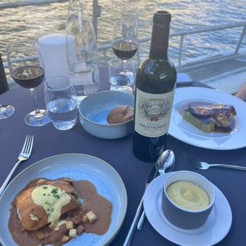 Bateaux Parisiens - Entree - French Near Me - Paris, 75