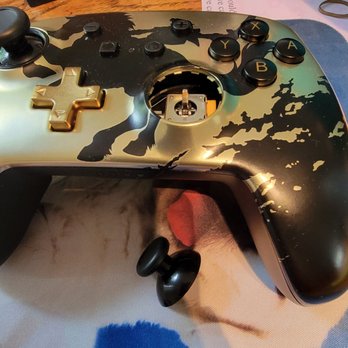 PNP Games - Barely Used cracked Switch controller - Video Game Stores Near Me - Winnipeg, Manitoba