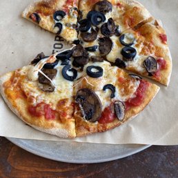 BBQ Mac N Cheese Pizzas