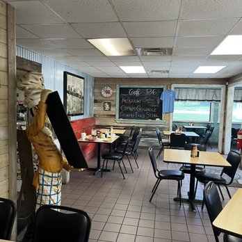 Cafe 136 - Inside - Burgers Near Me - Rising Fawn, Georgia Cafe 136 - Inside - Burgers Near Me - Rising Fawn, Georgia