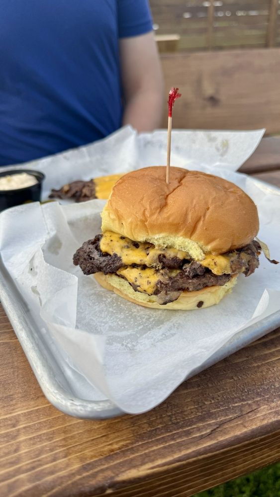 Riley's Bar + Burger Logo