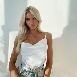 Bronzed And Boujee - Gorgeous shot of this blonde bombshell!
