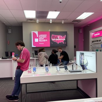 T-Mobile - No masks and no chairs. No care for waiting customers - Mobile Phones Near Me - Salt Lake City, Utah