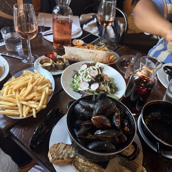 Bonne Vie Cafe & Bistro - Mussels, bottomless fries, bottomless salad - French Near Me - Washington, DC, District of Columbia