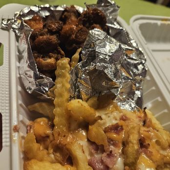 Johnny Napkins - Mild wings w/ fork and good fries. - Pizza Near Me - Union, New Jersey Johnny Napkins - Mild wings w/ fork and good fries. - Pizza Near Me - Union, New Jersey