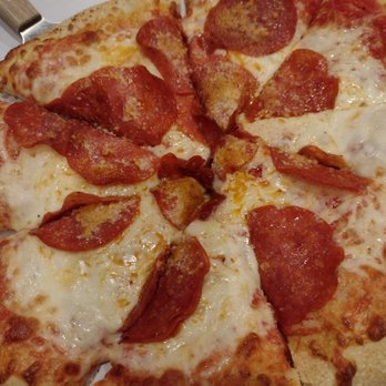 Michael Angelo's Winery - Pepperoni pizza - fresh, but had a bad chemical aftertaste and lacked flavor - Wineries Near Me - Richfield, Ohio