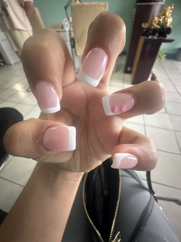 California Nails Logo