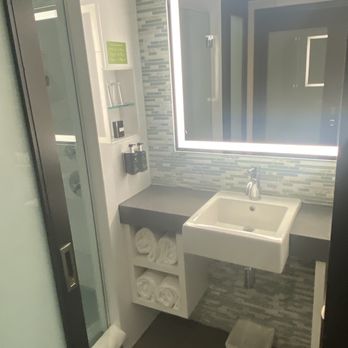 The Palms Hotel & Spa - Bathroom (one side) - Hotels Near Me - Miami Beach, Florida
